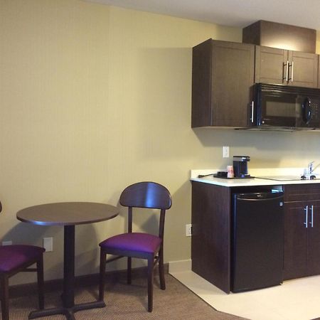 Meridian Inn & Suites Lloydminster Ngoại thất bức ảnh