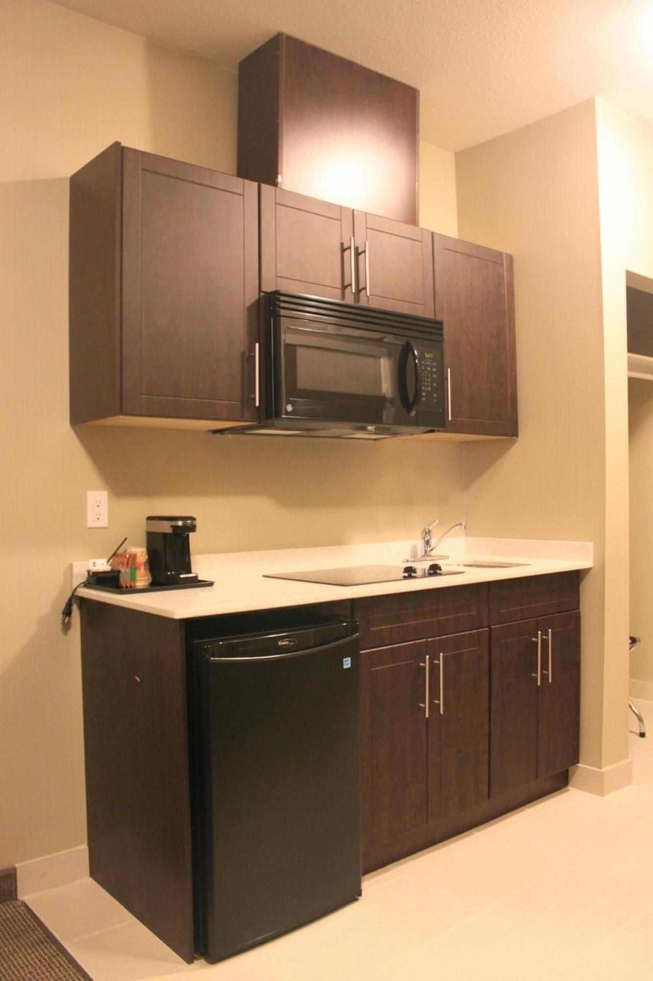 Meridian Inn & Suites Lloydminster Ngoại thất bức ảnh