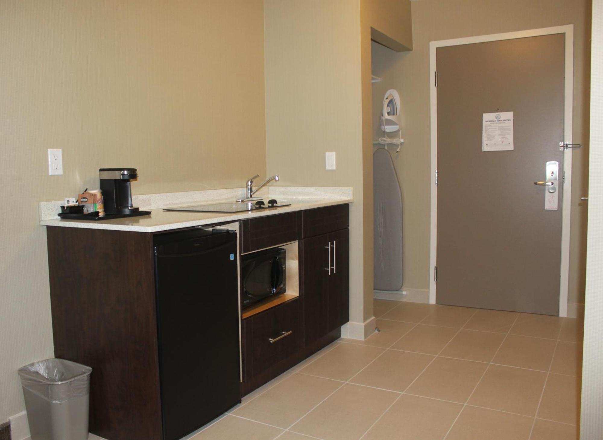 Meridian Inn & Suites Lloydminster Ngoại thất bức ảnh