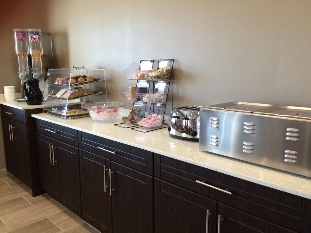 Meridian Inn & Suites Lloydminster Ngoại thất bức ảnh
