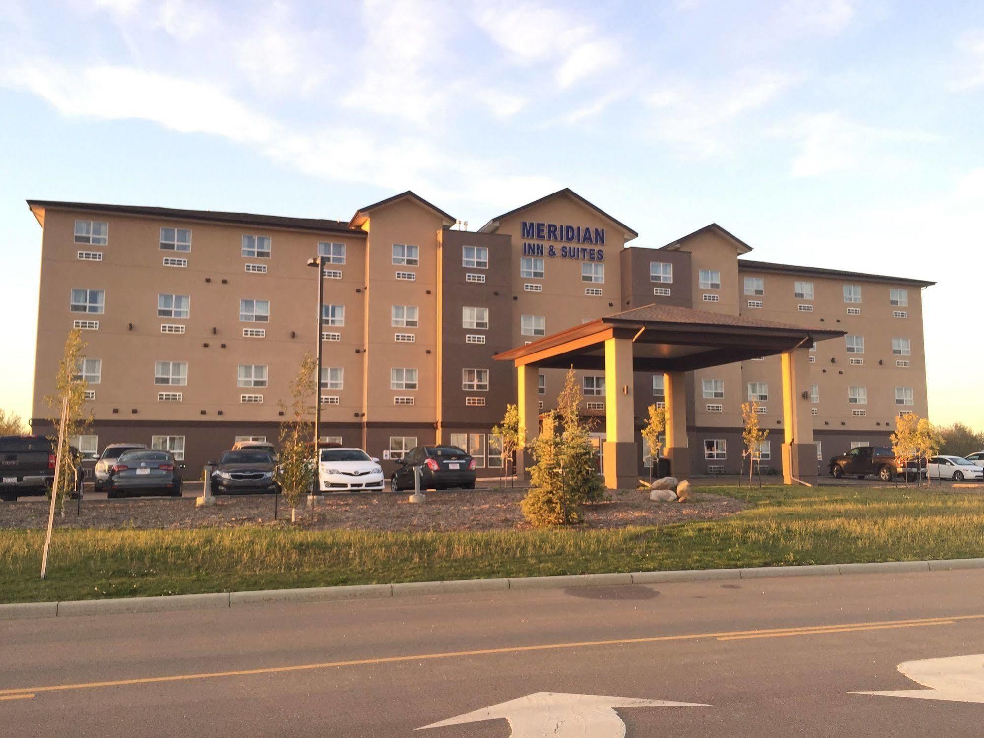 Meridian Inn & Suites Lloydminster Ngoại thất bức ảnh
