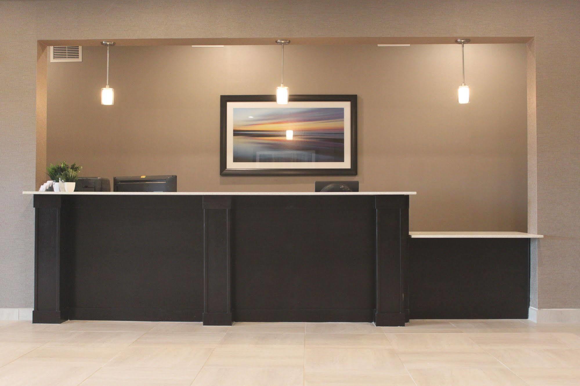 Meridian Inn & Suites Lloydminster Ngoại thất bức ảnh