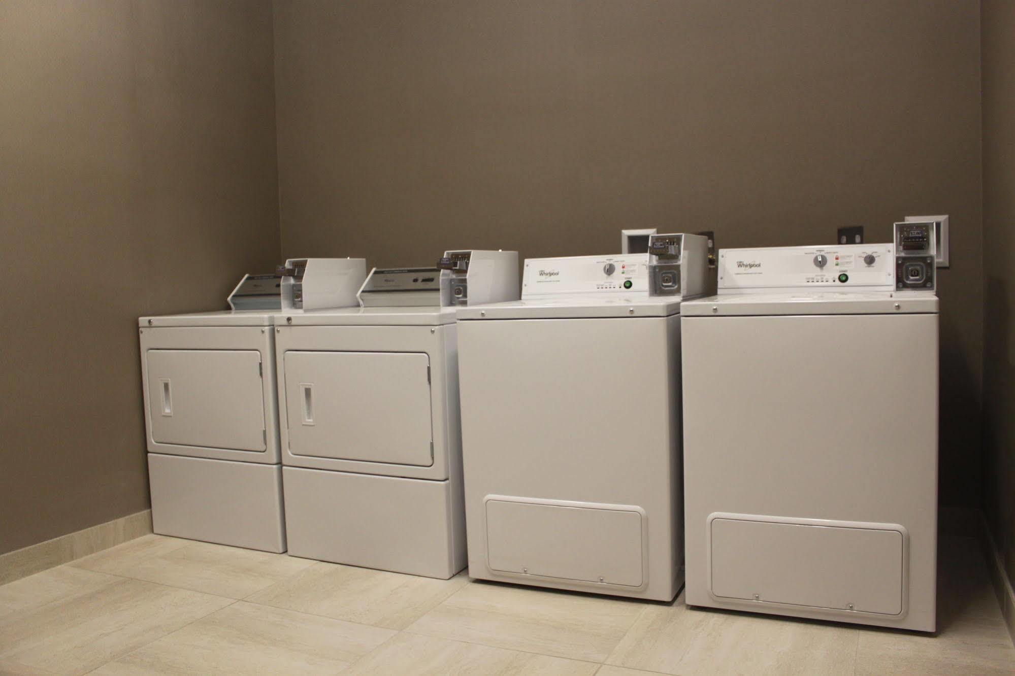 Meridian Inn & Suites Lloydminster Ngoại thất bức ảnh